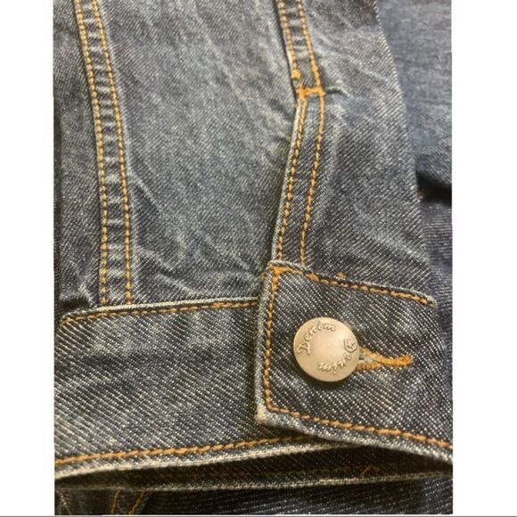 PRICE FIRM! $35 Women's Classic Denim Jacket - Picture 5 of 10